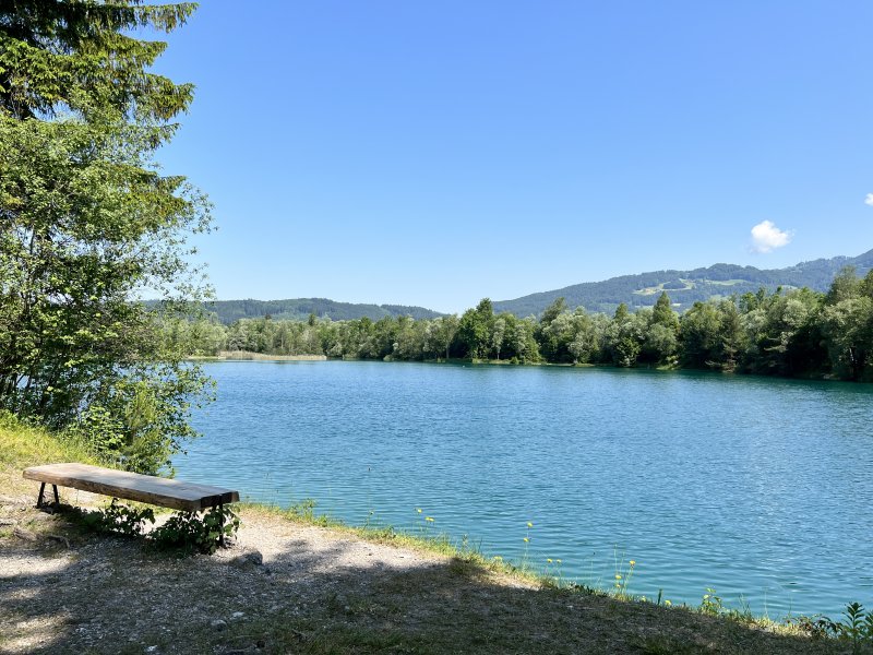 Galinasee mit Holzbank am Ufer